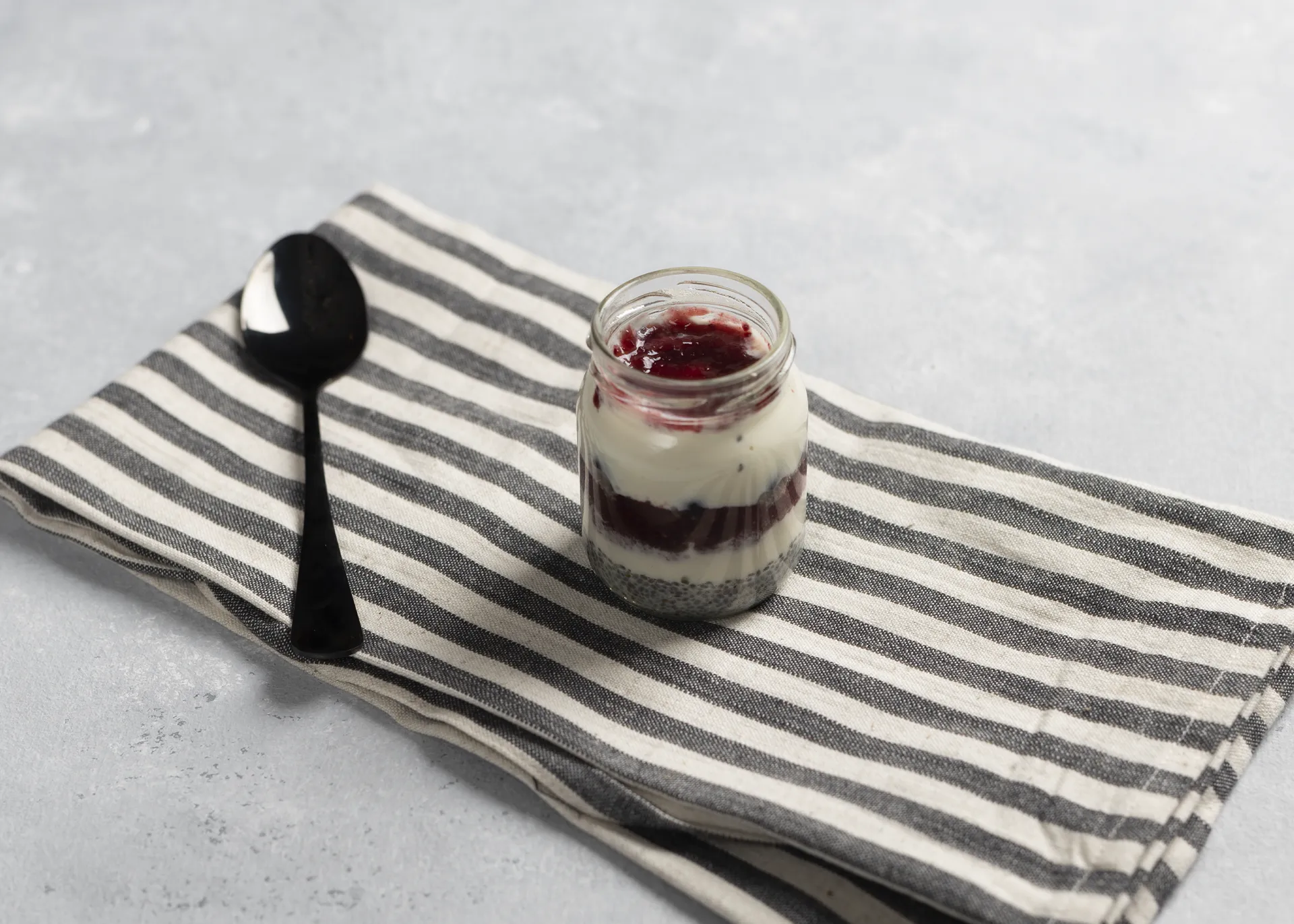 cheesecake de berries en frasco de vidrio