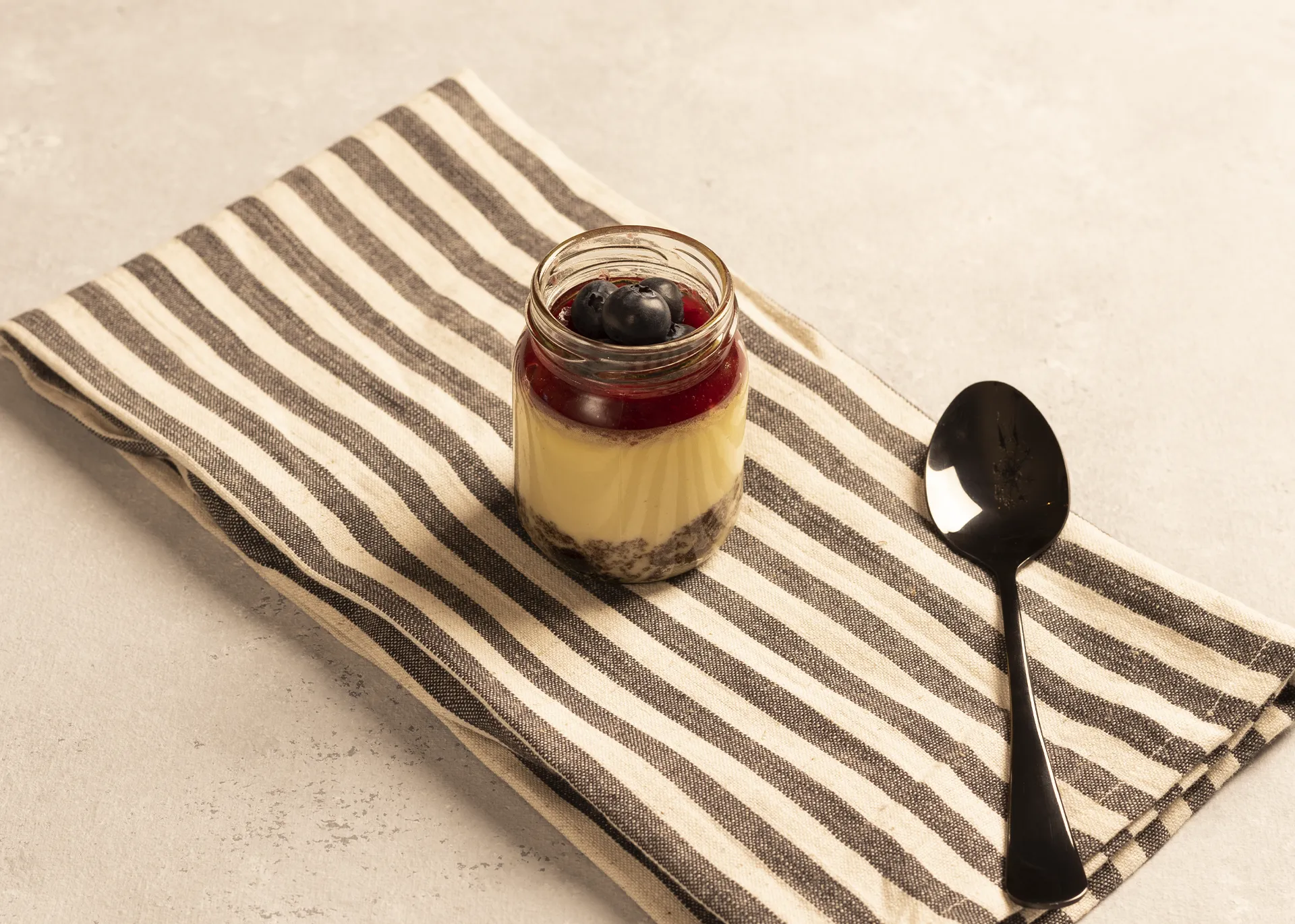 Cheesecake de berries en frasco de vidrio