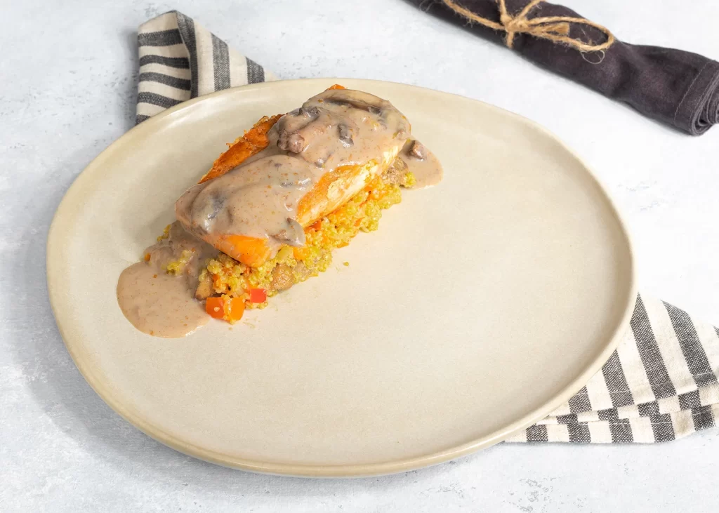 Salmon con crema de champiñones sobre quinoto