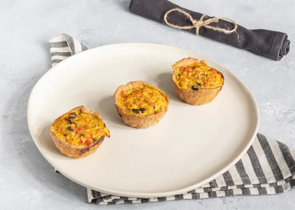 3 quiche de proteina sobre plato blanco