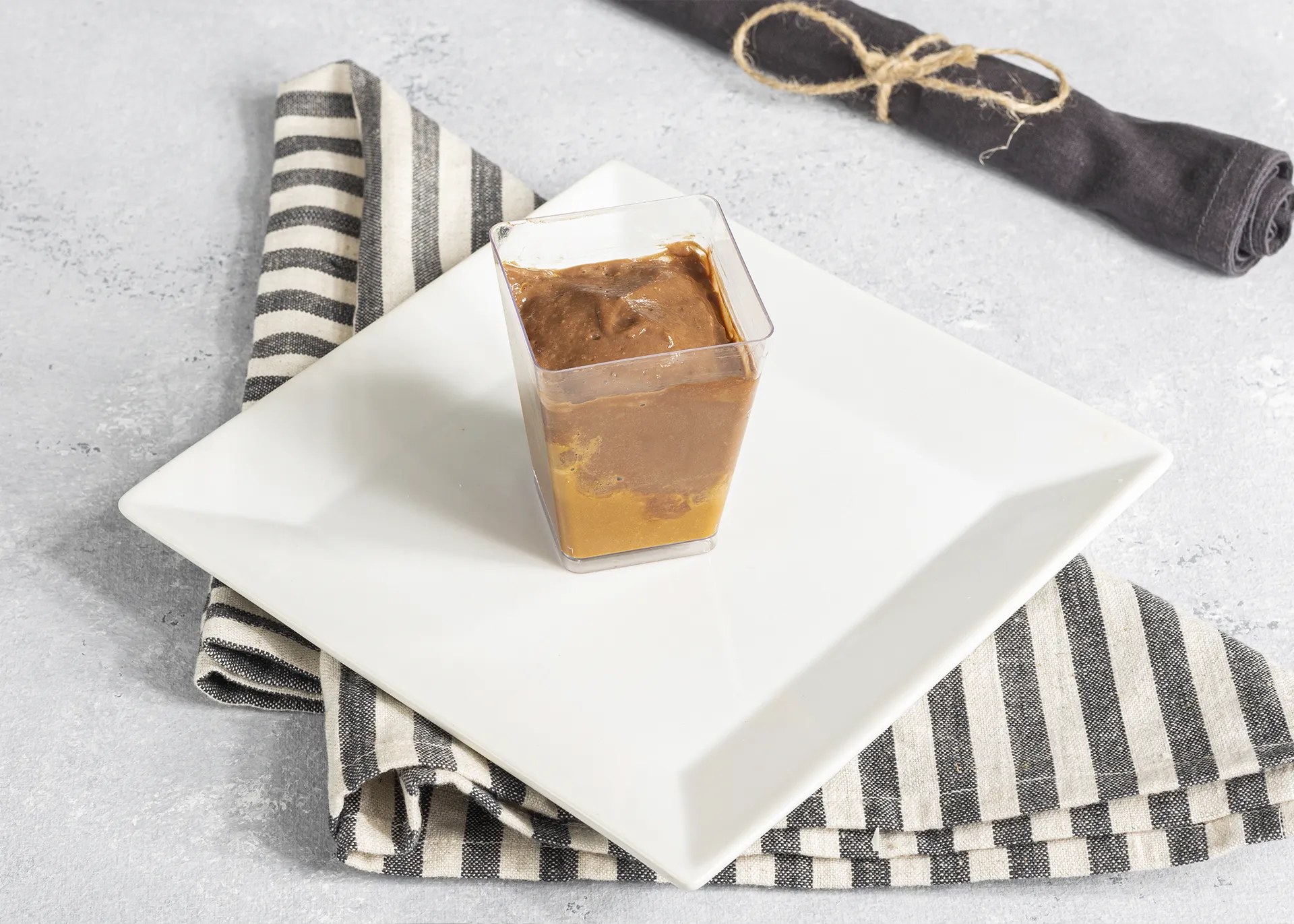 Mouse de manjarate en vaso transparente