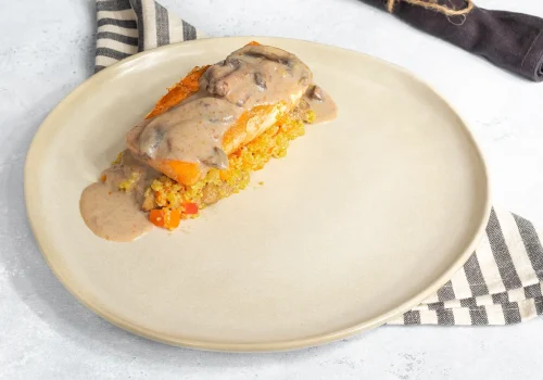 Salmon con crema de champiñones sobre quinoto