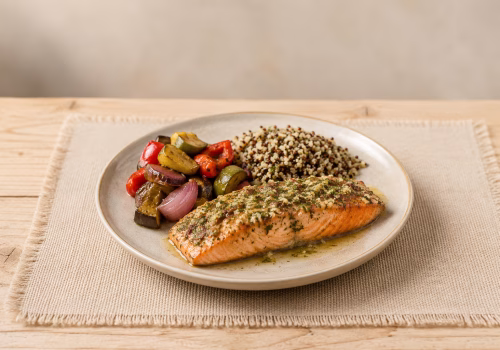 trucha con verduras asadas y quinoa